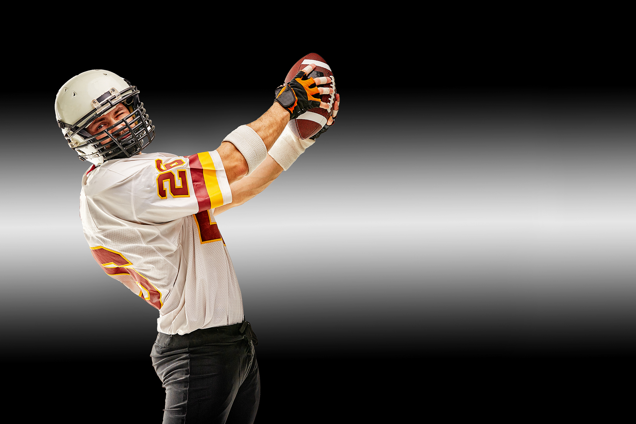 开云体育入口-技术流与激情碰撞，橄榄球决赛再创新高